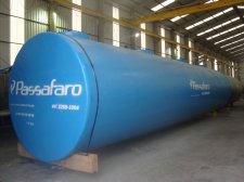 Tanque Jaquetado NBR 16161 para Postos de Combustível de 60.000 Litros Bipartido<br>60.000 litros (Bipartido 30/30m³) Ø:2.549 mm x C:12.000 mm<br><br>Os Tanques da Passafaro possuem garantia de 60 meses contra defeitos de fabricação, porem sua vida útil pode chegar a mais de 30 anos.<br><br>Tanque construído em aço carbono revestido com resina poliéster e reforçado com fibra de vidro resistente a hidrocarbonetos podendo possuir até quatro compartimentos, sua construção é baseada na norma NBR 16161:2013.<br>Sua instalação deve ser realizada conforme NBR 13781 e NBR 13783.<br><br>Tanque Primário: Construido em aço carbono ASTM A 36,ASTM A 283 Graus C e D e ASTM A 1011/A 1001M Grau 36 tipo 2.<br>Tanque Secundário: Construído em resina poliéster e reforçado com fibra de vidro resistente a hidrocarbonetos e com espessura mínima de 3mm.<br><br>Sua segunda parede funciona como uma barreira de contenção contra eventuais vazamentos para o meio ambiente, podendo suportar a retenção de combustíveis como gasolina, diesel, etanol e matanol. Possui tubo de monitoramento que permite instalação de sensor eletrônico que detecta qualquer possível vazamento.<br><br>Modelo normatizado para postos de combustíveis conforme NBR 16.161