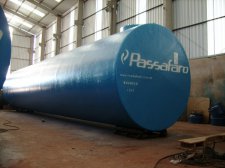 <span style="color:rgb(0,0,0);">Tanque Jaquetado NBR 16161 para Postos de Combustível de 60.000 Litros Pleno<br style="color: rgb(0, 0, 0);">60.000 litros (Pleno) Ø:2.549 mm x C:12.000 mm<br style="color: rgb(0, 0, 0);"><br style="color: rgb(0, 0, 0);">Os Tanques da Passafaro possuem garantia de 60 meses contra defeitos de fabricação, porem sua vida útil pode chegar a mais de 30 anos.<br style="color: rgb(0, 0, 0);"><br style="color: rgb(0, 0, 0);">Tanque construído em aço carbono revestido com resina poliéster e reforçado com fibra de vidro resistente a hidrocarbonetos podendo possuir até quatro compartimentos, sua construção é baseada na norma NBR 16161:2013.<br style="color: rgb(0, 0, 0);"><br style="color: rgb(0, 0, 0);">Sua instalação deve ser realizada conforme NBR 13781 e NBR 13783.<br style="color: rgb(0, 0, 0);">Tanque Primário: Construido em aço carbono ASTM A 36,ASTM A 283 Graus C e D e ASTM A 1011/A 1001M Grau 36 tipo 2. <br style="color: rgb(0, 0, 0);"><br style="color: rgb(0, 0, 0);">Tanque Secundário: Construído em resina poliéster e reforçado com fibra de vidro resistente a hidrocarbonetos e com espessura mínima de 3mm.<br style="color: rgb(0, 0, 0);">Sua segunda parede funciona como uma barreira de contenção contra eventuais vazamentos para o meio ambiente, podendo suportar a retenção de combustíveis como gasolina, diesel, etanol e matanol. Possui tubo de monitoramento que permite instalação de sensor eletrônico que detecta qualquer possível vazamento.<br style="color: rgb(0, 0, 0);"><br style="color: rgb(0, 0, 0);">Modelo normatizado para postos de combustíveis conforme NBR 16.161:</span>