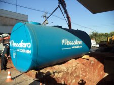 Entrega do Tanque Realizada em Araçatuba.<br>Tanque para Posto de Combustível Bipartido de 30000 Litros 10/20m³<br><br>Tanque Jaquetado NBR 16161 para Postos de Combustível de 30.000 Litros Bipartido<br><br>30.000 litros (Bipartido 10/20m³) Ø:2.549  mm x C:6.000  mm<br><br>Os Tanques da Passafaro possuem garantia de 60 meses contra defeitos de fabricação, porem sua vida útil pode chegar a mais de 30 anos.<br><br>Tanque construído em aço carbono revestido com resina poliéster e reforçado com fibra de vidro resistente a hidrocarbonetos podendo possuir até quatro compartimentos, sua construção é baseada na norma NBR 16161:2013.<br><br>Sua instalação deve ser realizada conforme NBR 13781 e NBR 13783.<br>Tanque Primário: Construido em aço carbono ASTM A 36,ASTM A 283 Graus C e D e ASTM A 1011/A 1001M Grau 36 tipo 2.<br><br>Tanque Secundário: <br>Construído em resina poliéster e reforçado com fibra de vidro resistente a hidrocarbonetos e com espessura mínima de 3mm.<br>Sua segunda parede funciona como uma barreira de contenção contra eventuais vazamentos para o meio ambiente, podendo suportar a retenção de combustíveis como gasolina, diesel, etanol e matanol. Possui tubo de monitoramento que permite instalação de sensor eletrônico que detecta qualquer possível vazamento.<br><br>Modelo normatizado para postos de combustíveis conforme NBR 16.161: